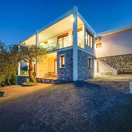 Victoria Suites *